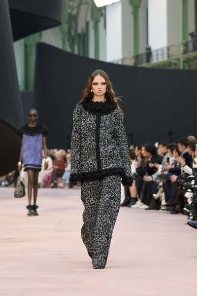 Look 15